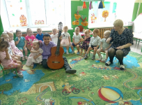 А мой брат тоже  умеет играть.